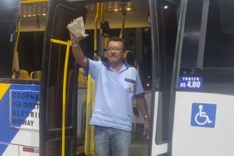 [VIDEO] Absurdo: Homem ciumento joga paralelepípedo em ônibus e quase mata trabalhador em Natal