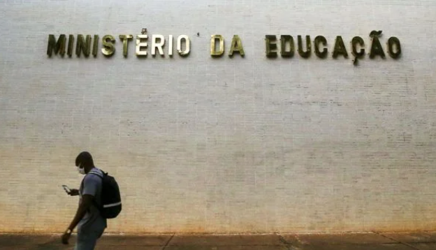 Ao menos 10 prefeitos denunciaram esquema de pastores no MEC