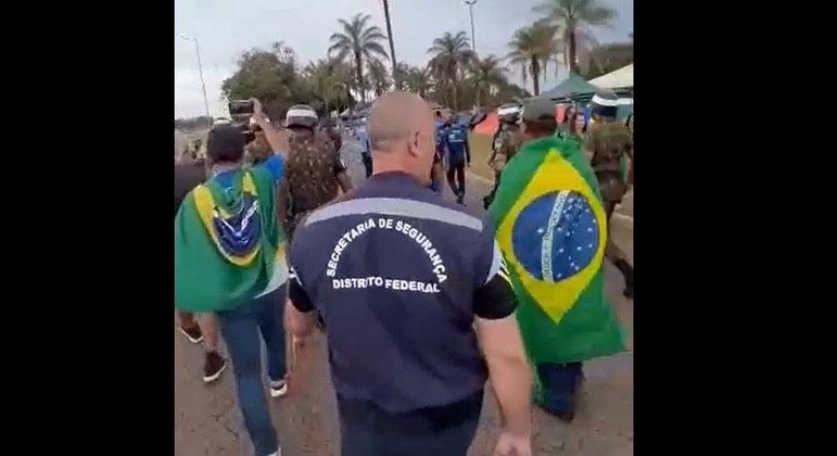 Governo do DF retira ambulantes de acampamento de manifestantes no Setor Militar Urbano