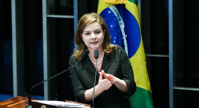 TSE determina que Gleisi Hoffmann apague postagem sobre Bolsonaro em redes sociais