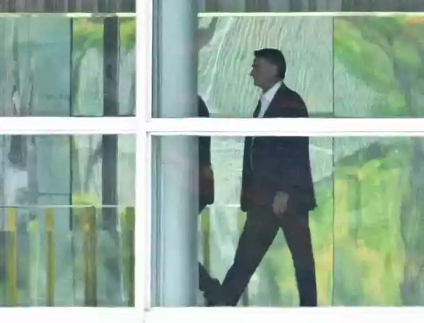 Jair Bolsonaro volta ao Palácio do Planalto após 19 dias de reclusão no Alvorada