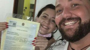 [VÍDEO] Casal festeja divórcio e viraliza: ‘Quem vive em paz não perturba o outro’