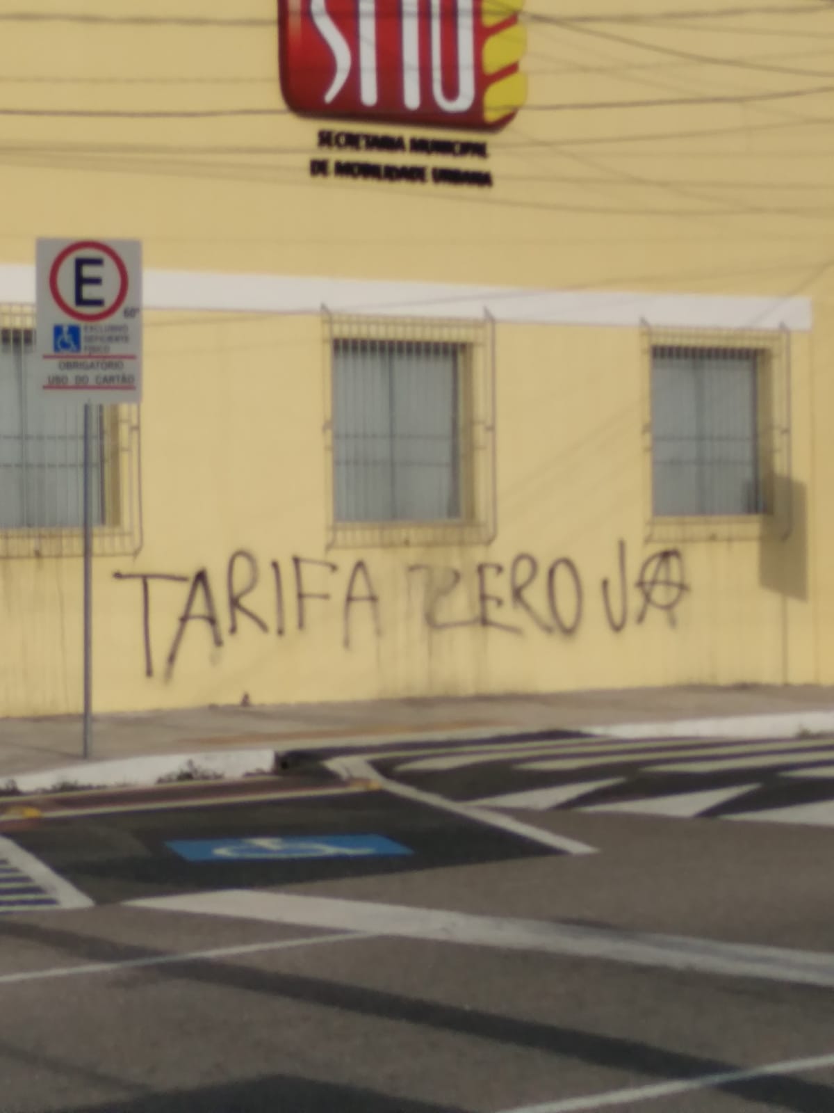 Prédio da STTU 'amanhece' pichado após protesto de estudantes