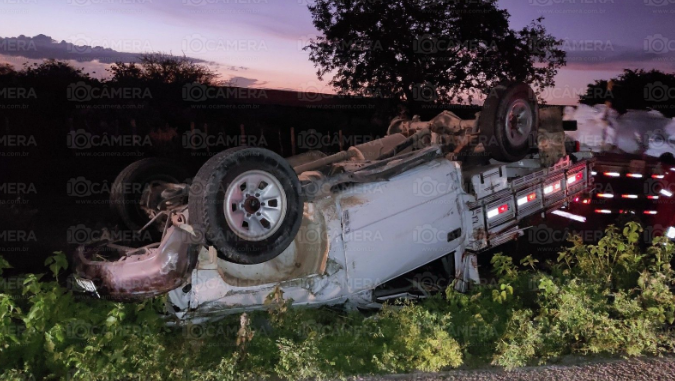 Passageiro morre após pneu de 'carro de frete' soltar e veículo capotar na RN-117