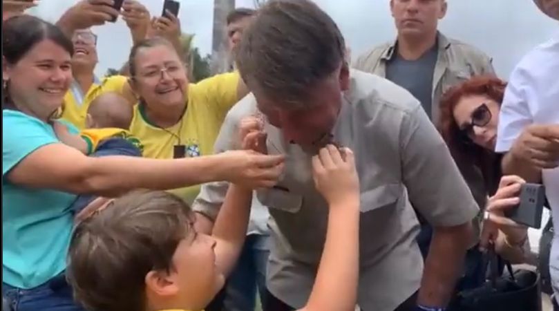 [VÍDEO] Bolsonaro chega em Natal e recebe presente de jovem torcedor “símbolo” do ABC