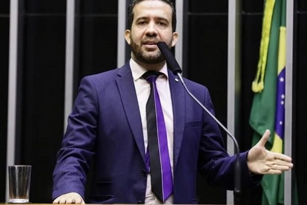 Após aparecer bem na disputa pela presidência, deputado é denunciado à PGR