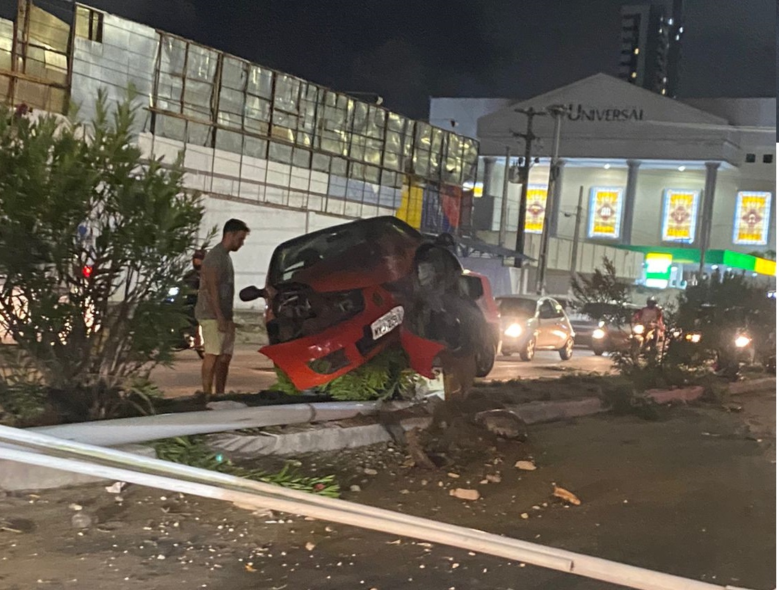 Carro sobe canteiro central e derruba poste na Avenida Salgado Filho