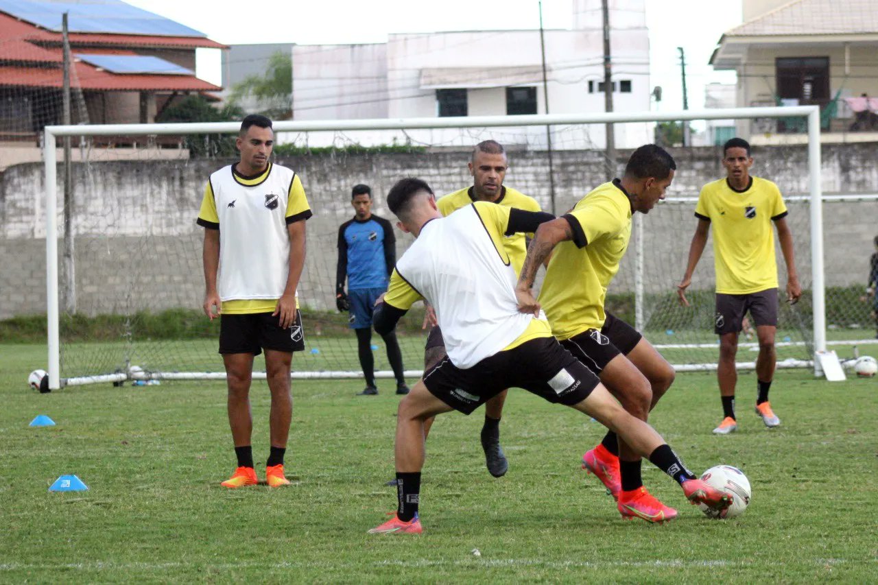 Marchiori se vê obrigado a montar um time muito mudado