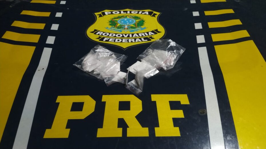 PRF prende três pessoas com drogas em carro de aplicativo na Grande Natal
