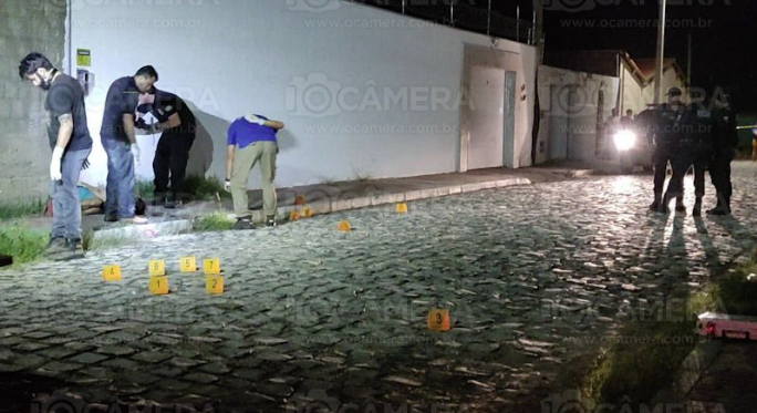 Jovem é morto com mais de 15 tiros no meio da rua em Mossoró