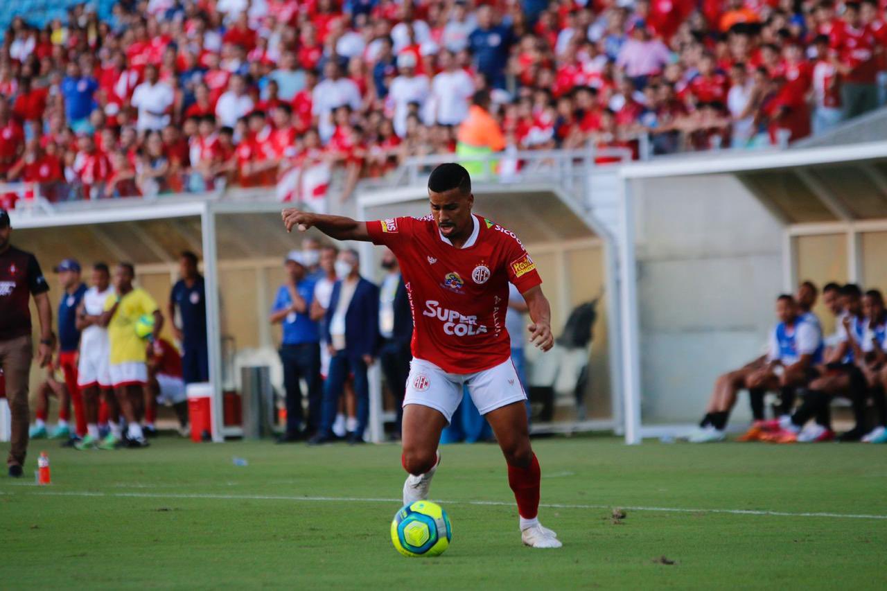 Sena mexe muito mal, América vence, mas deixa de construir uma grande vantagem na Arena das Dunas