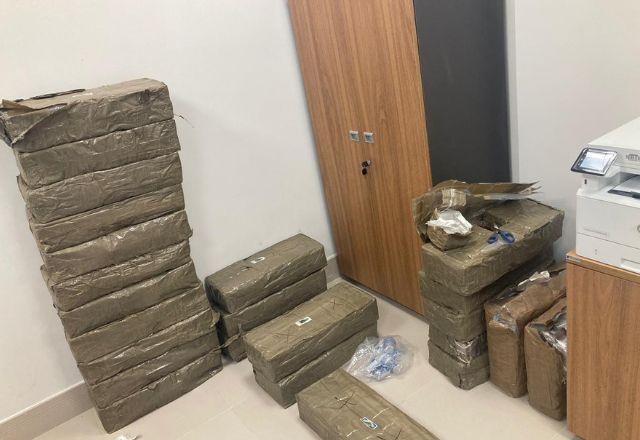 PF apreende 290kg de droga em avião de igreja dentro de caixas de ovos