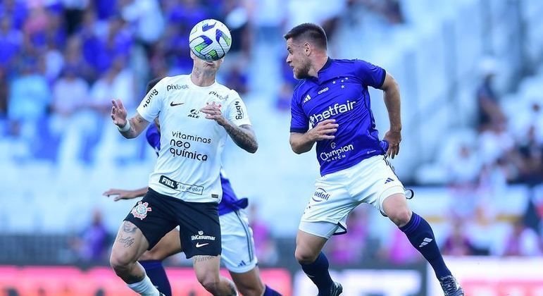 Corinthians sofre, mas vence Cruzeiro na estreia do Brasileirão