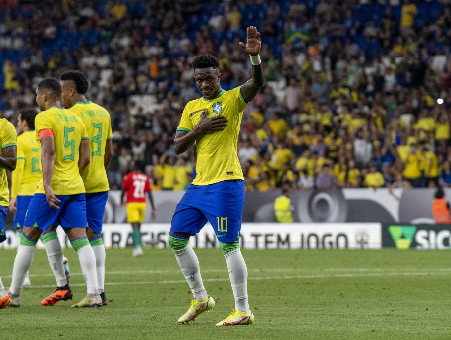 O Brasil goleia, mais ainda parece o time de Tite-Parreira jogando