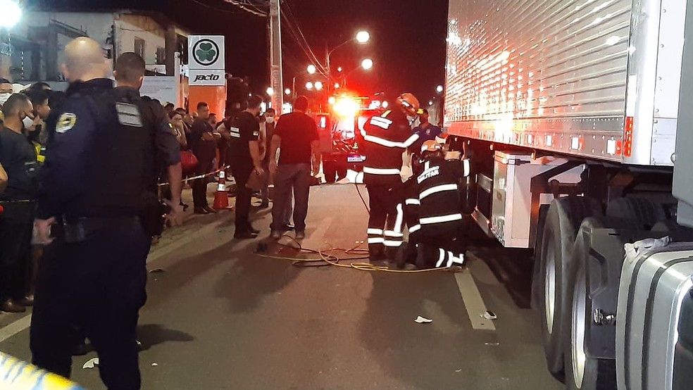 Motociclista morre após cair e ser atropelado por caminhão na BR-101, na Grande Natal