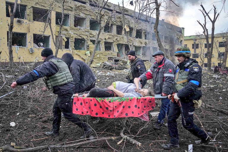 Foto de mulher grávida sendo socorrida por voluntários após bombardeio em maternidade da Ucrânia viraliza