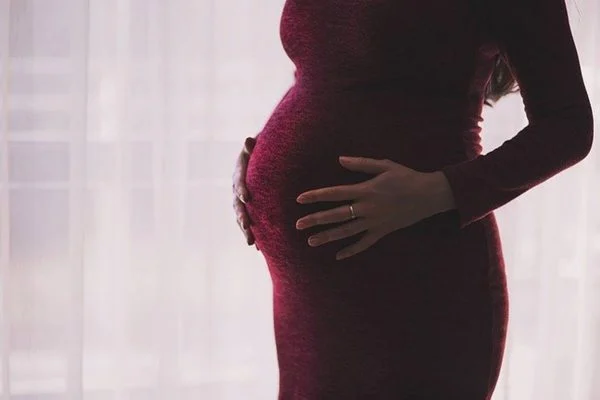 Homem é indiciado após agridir mulher grávida e causa aborto