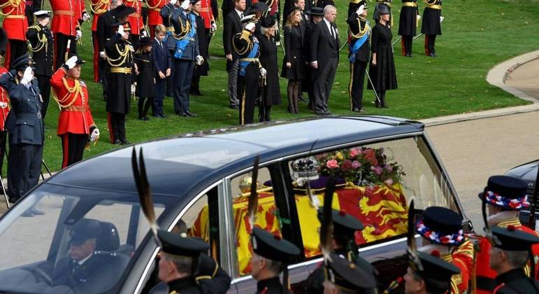 Caixão de Elizabeth 2ª deixa Londres e segue para Windsor, onde rainha será sepultada