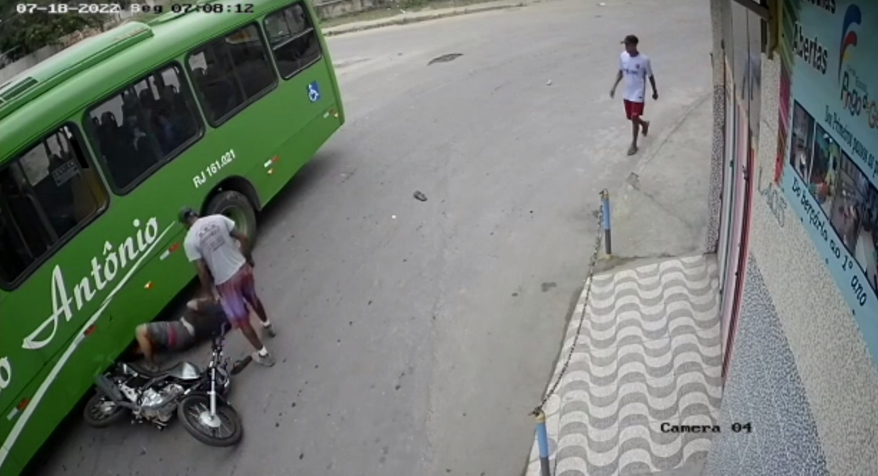 [VÍDEO] Motoqueiro é salvo por capacete após cair e parar embaixo de roda de ônibus