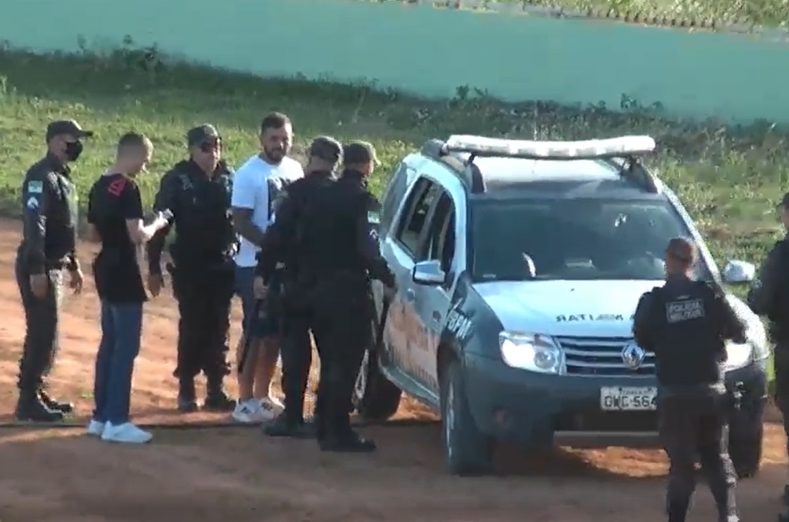 Diretor de Esporte do Força e Luz é retirado do estádio por policiais após tentar bater em árbitro