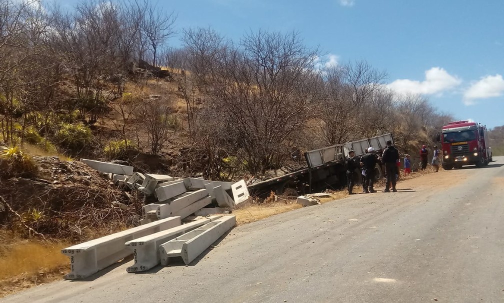 Caminhão carregado com postes tomba e motorista morre esmagado em cabine no interior do RN