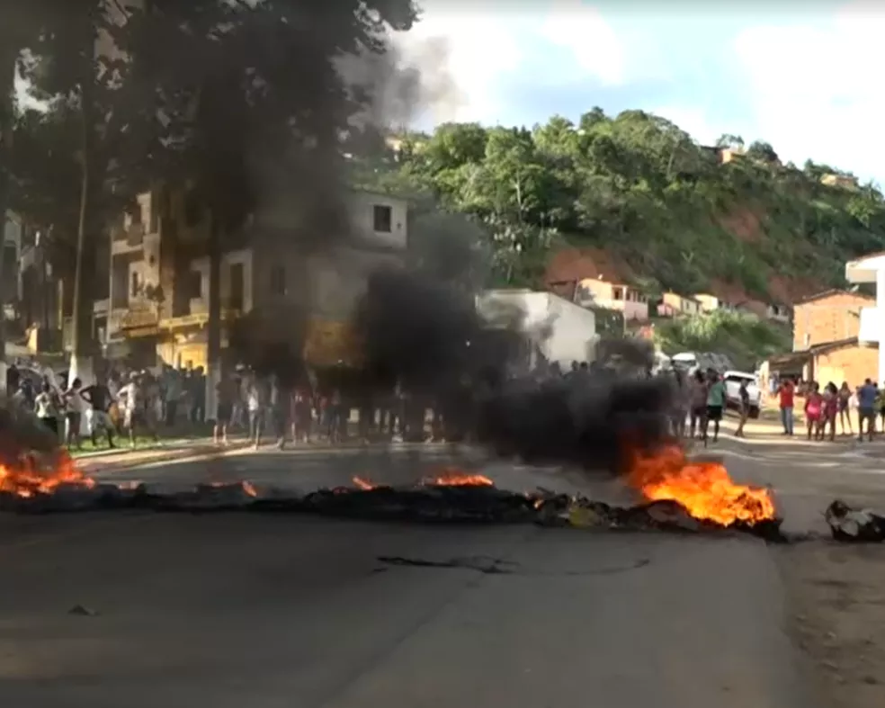 Moradores de cidade protestam contra cancelamento de festival com show de Gusttavo Lima e fecham trecho da BR-101