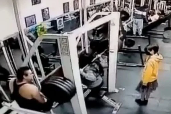 [VÍDEO] Mulher morre esmagada em academia ao tentar levantar 180 kg