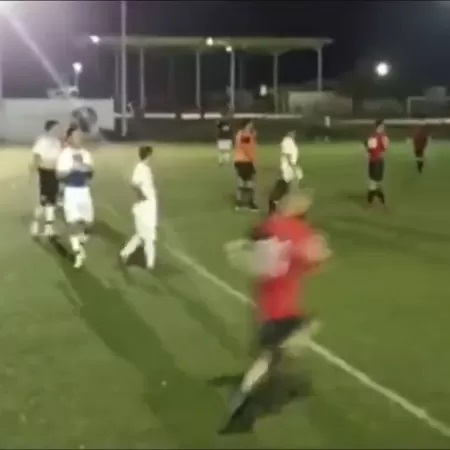 [VÍDEO] Treinador é assassinado a tiros durante jogo de futebol