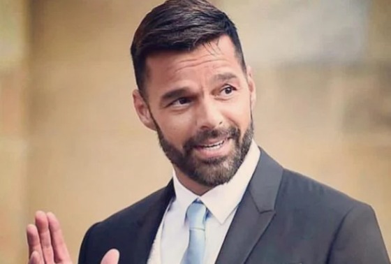 Ricky Martin recebe ordem de restrição por violência doméstica; Cantor nega