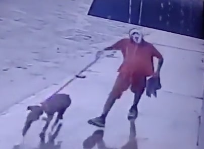 [VÍDEO] 'Cara de Fantasma': Homem com máscara do Pânico anda com pitbull e faca pelas ruas aterrorizando pessoas