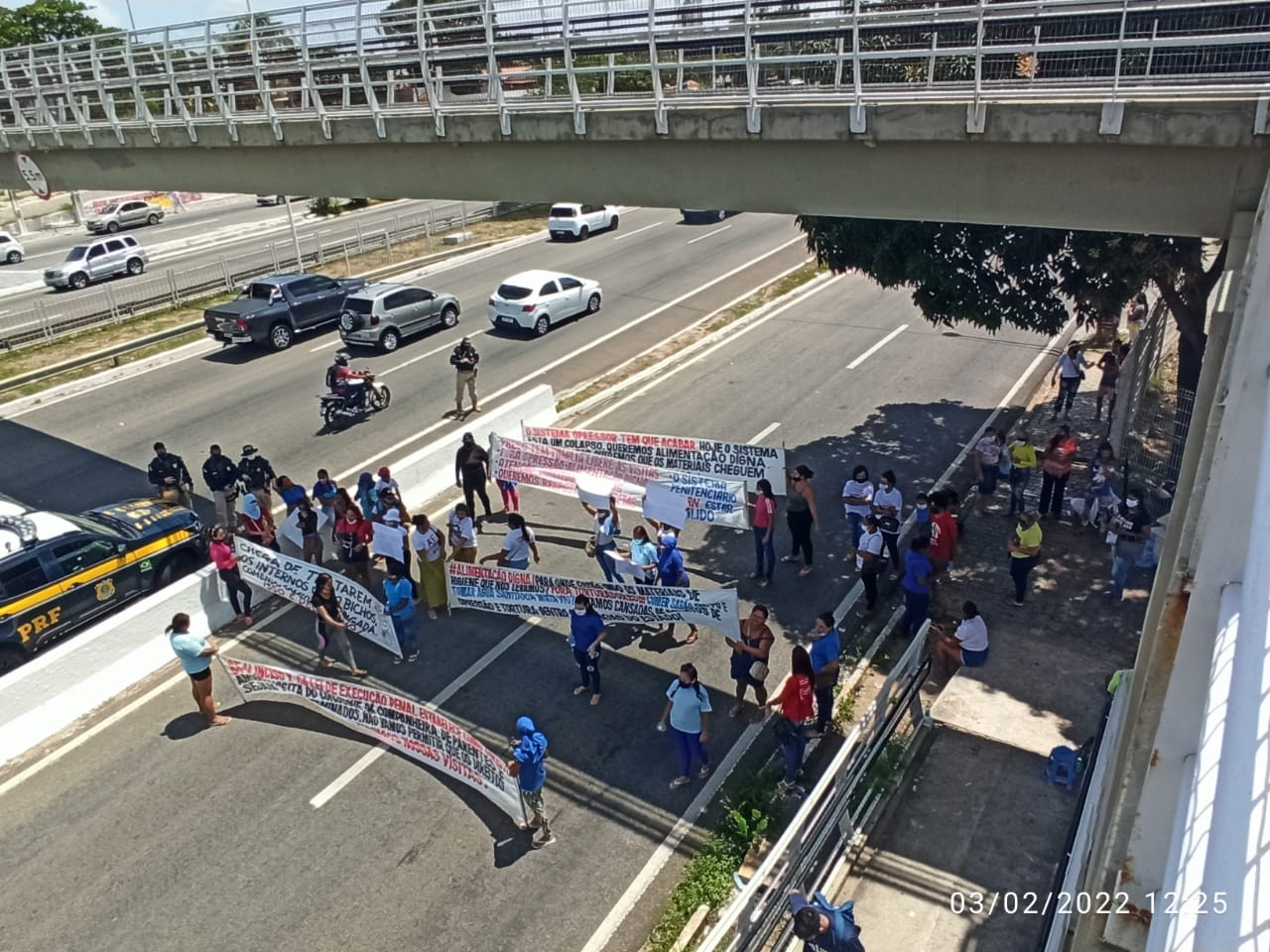 [FOTOS] Familiares de internos do sistema prisional protestam na BR-101, em Natal