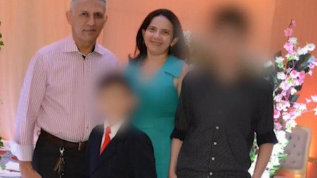 [VIDEO] Pai de adolescente que matou mãe e irmão pede à Justiça desinternação do filho