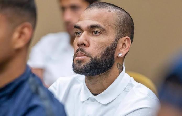 Daniel Alves muda versão de novo e agora diz que foi vítima de abuso