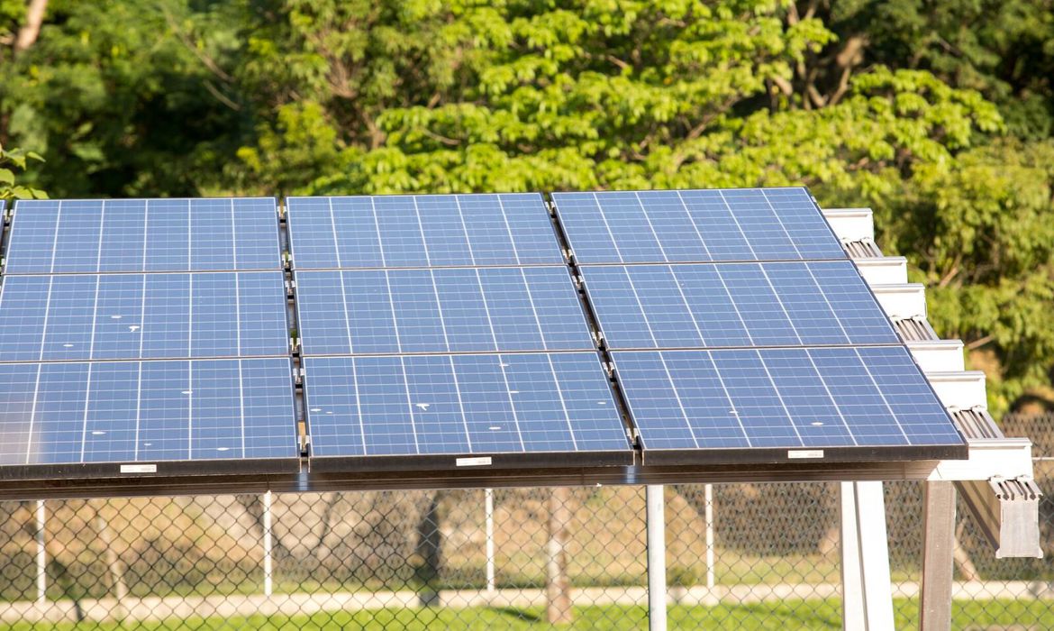 Quase 70% da energia solar do Brasil está em fachadas, telhados e pequeno terrenos