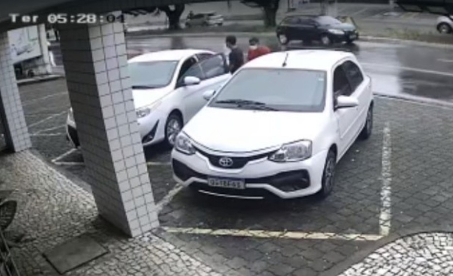 [VÍDEO] Motorista vive momentos de terror após ter carro roubado e ser levado pelos bandidos em natal