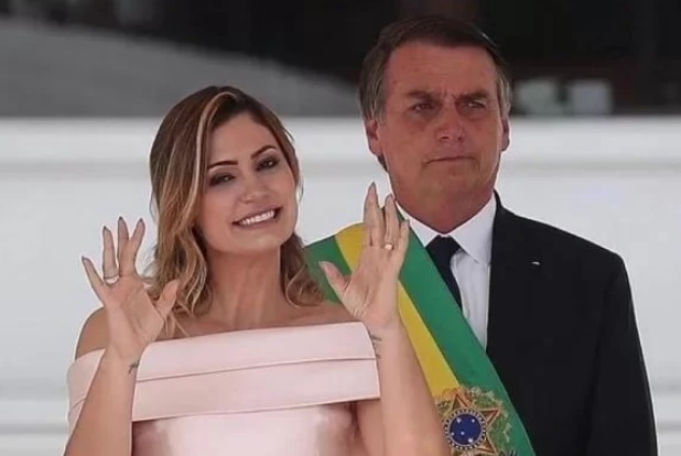 “Teimosa”, “medíocre”, “falsa crente”: Coluna publica texto com série de ataques a Michelle Bolsonaro