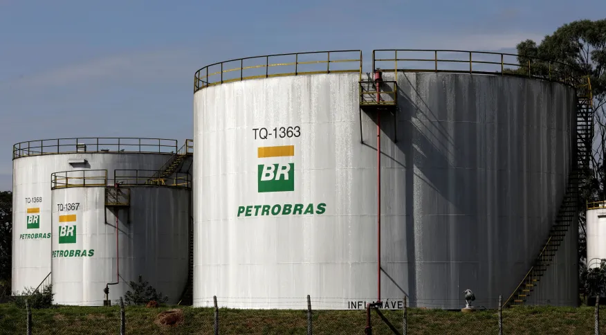 Novos preços de gasolina e diesel vendidos pela Petrobras começam a valer hoje