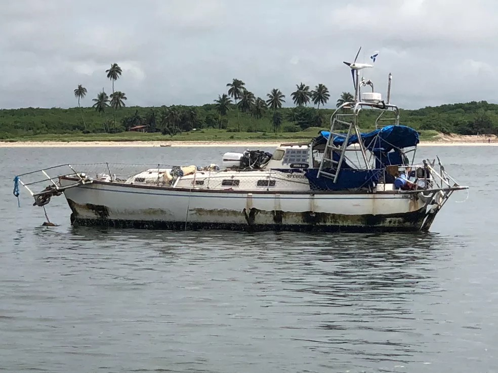 Consulado italiano busca família de homem encontrado morto em veleiro próximo à costa de Natal