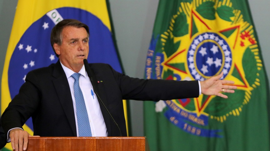 Bolsonaro afirma que Alcolumbre não segue a Constituição