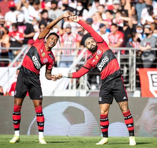 Michael vira artilheiro, Flamengo goleia e São Paulo vê o fantasma do rebaixamento