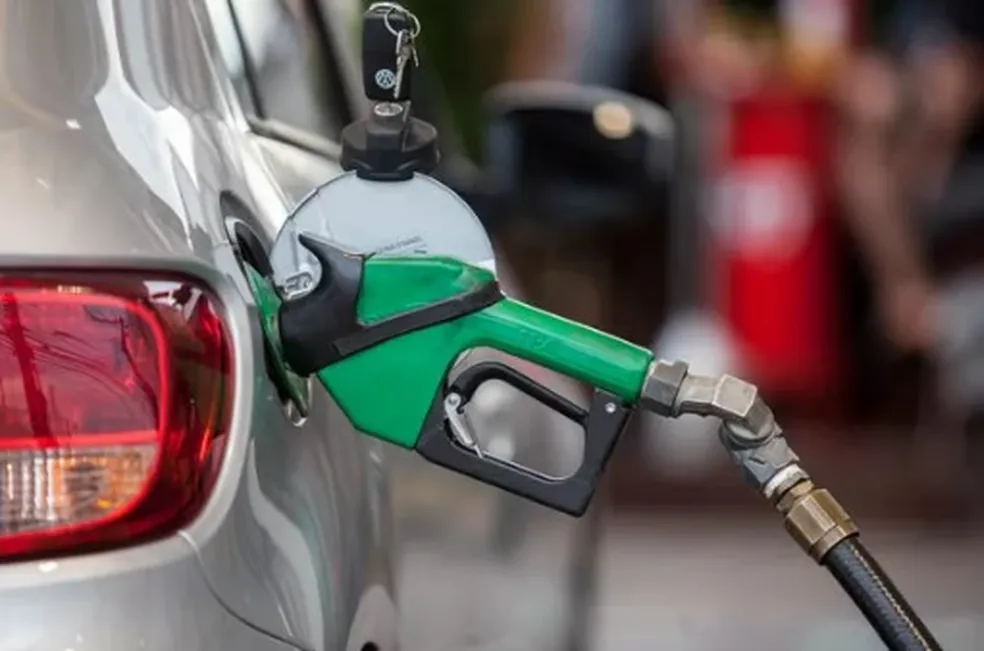 Gasolina tem leve queda após 6 semanas de alta