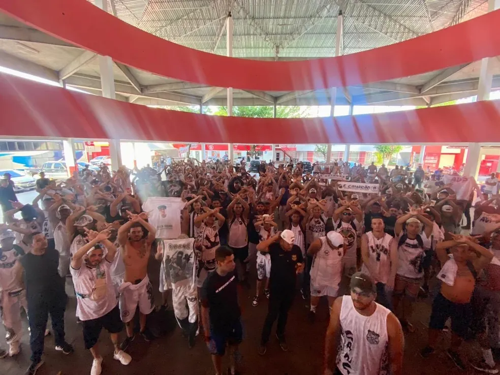 [VIDEO] Náutico pede desculpas aos sócios por presente da torcedores do ABC em sua sede