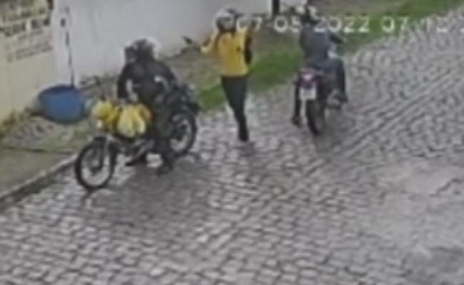 [VIDEO] Dupla assalta motoqueiro, rejeita celular, mas rouba compras da vítima