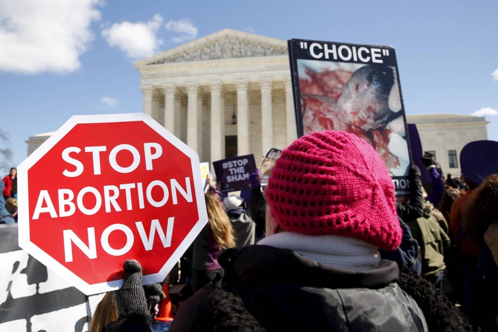 Suprema Corte dos EUA derruba decisão que garante direito ao aborto