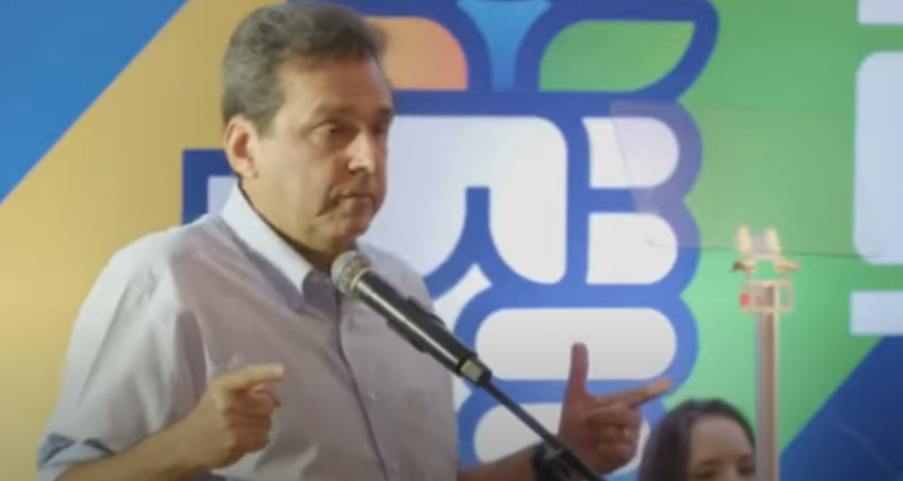 [VIDEO] Pressionado pelo PDT, Carlos Eduardo discursa: "Vamos à vitória, Ciro!"