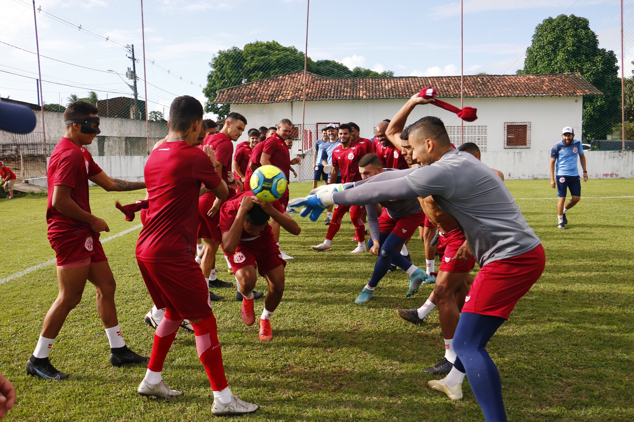 Ainda não vi o Lúcio Maranhão treinando no América