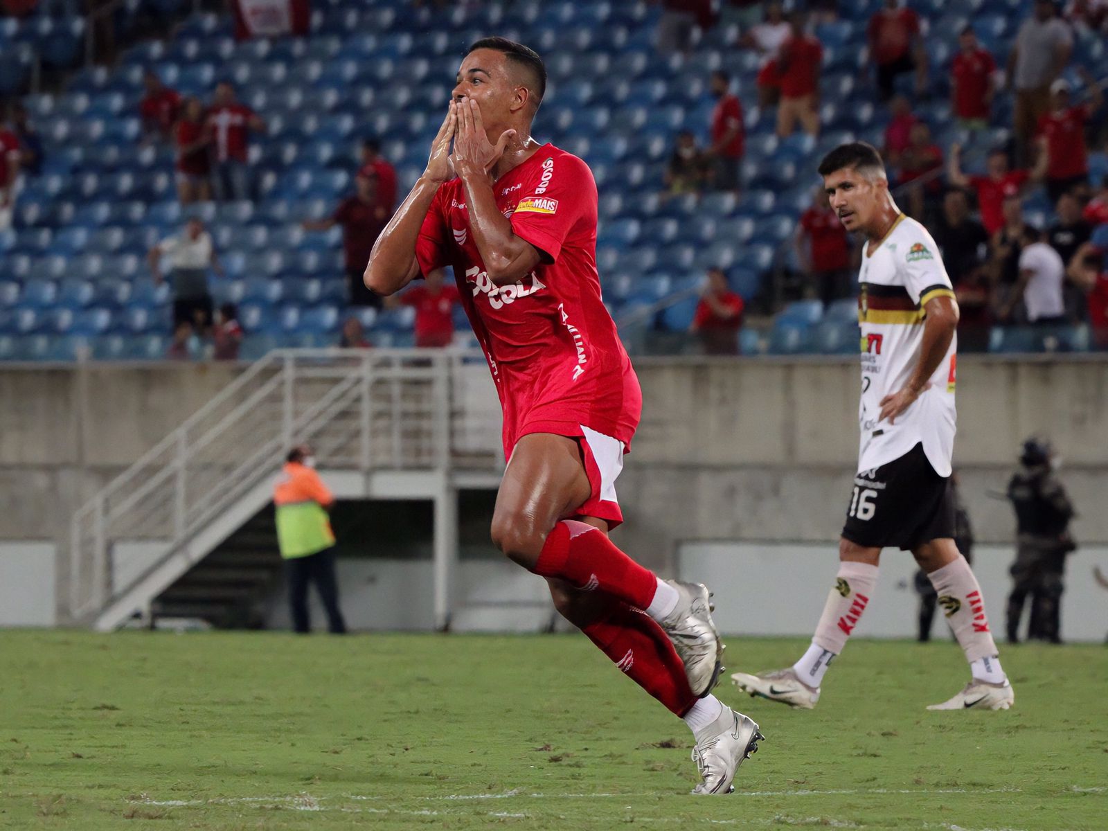 América joga muito mal, mas é salvo por golaço do meia Téssio que estava no banco