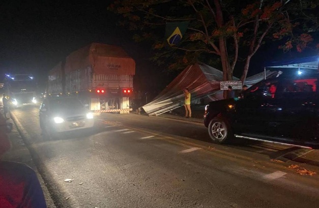 Caminhão avança sobre acampamento bolsonarista e atropela manifestante