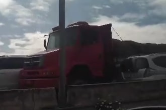 [VÍDEO] Caminhão bate em dois carros e congestiona trânsito na ponte Newton Navarro