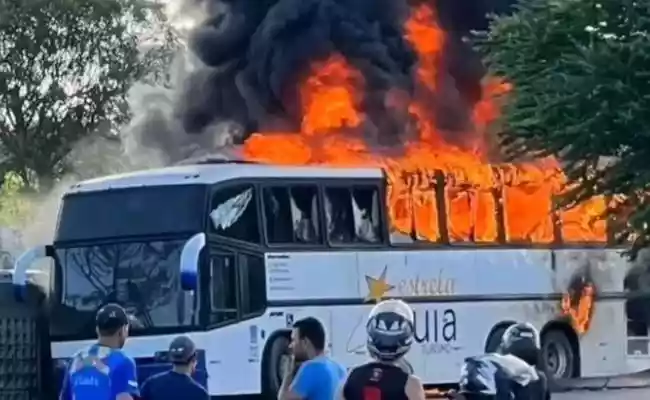 Torcida do Cruzeiro tem ônibus incendiado em Recife